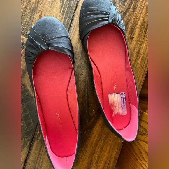 Woman’s black flat shoes - Picture 3 of 3